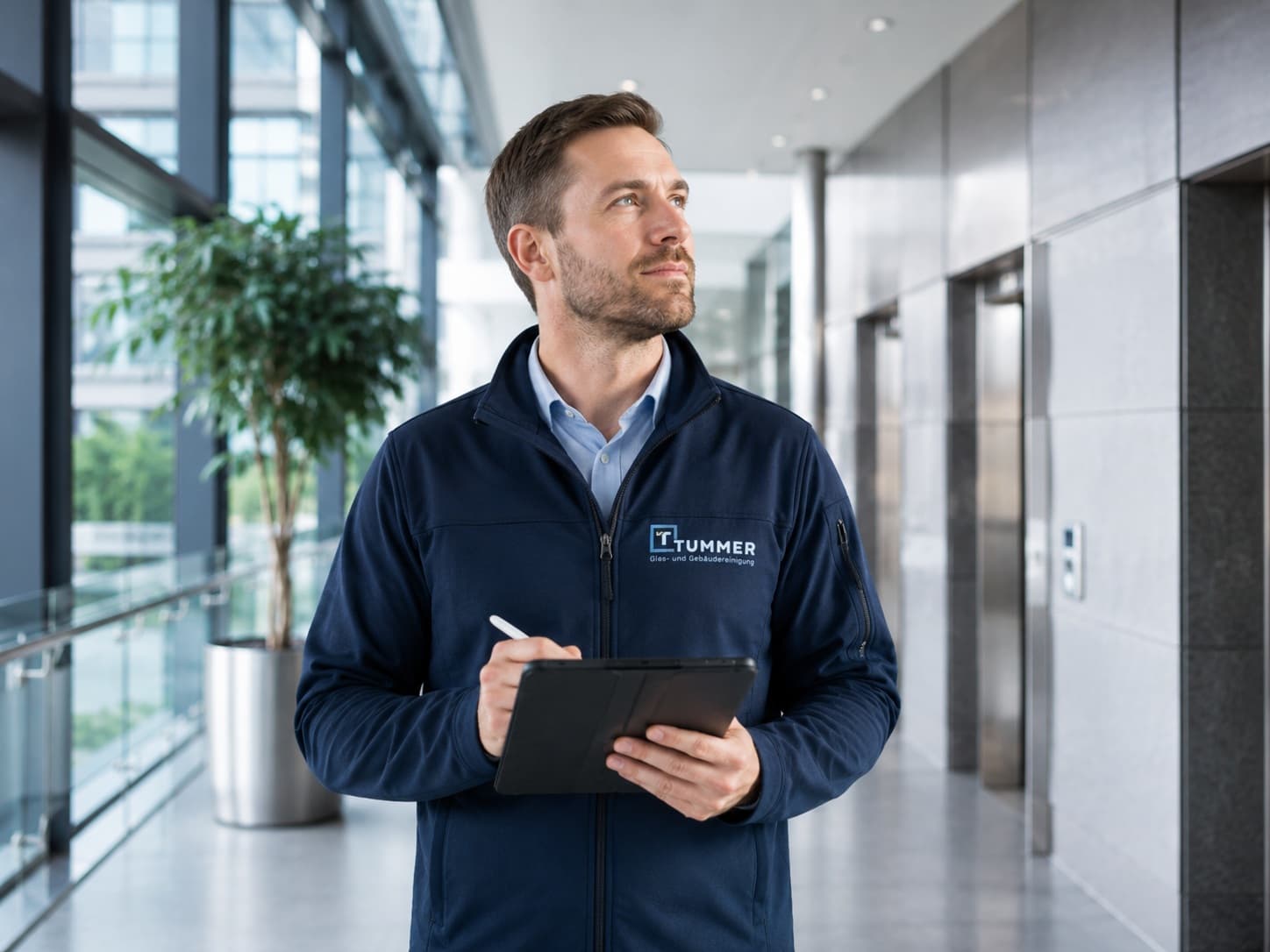 Mitarbeiter der Tummer GmbH bei der technischen Objektkontrolle im Facility Service