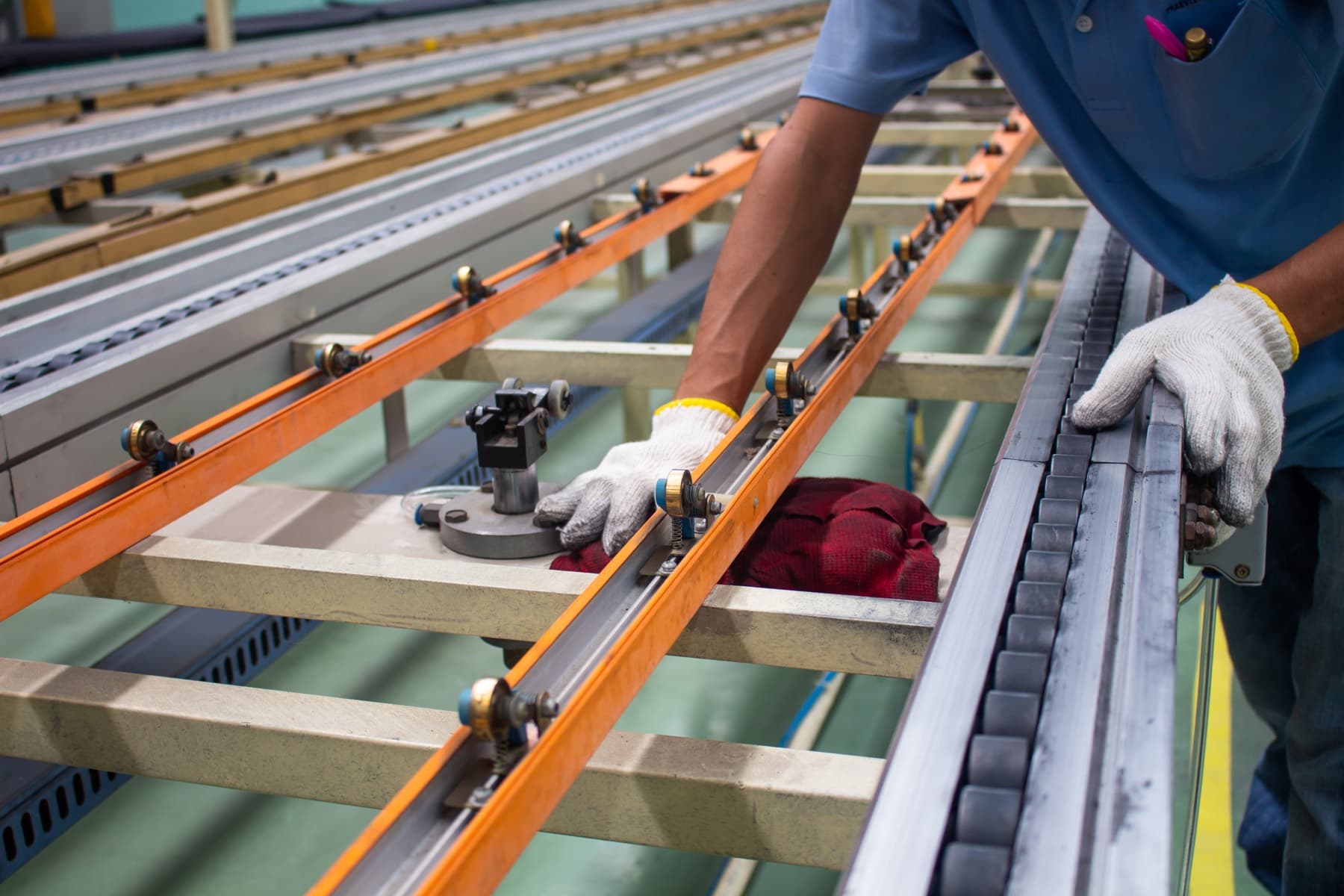 Industriereinigung in einem Produktions- oder Hallenumfeld
