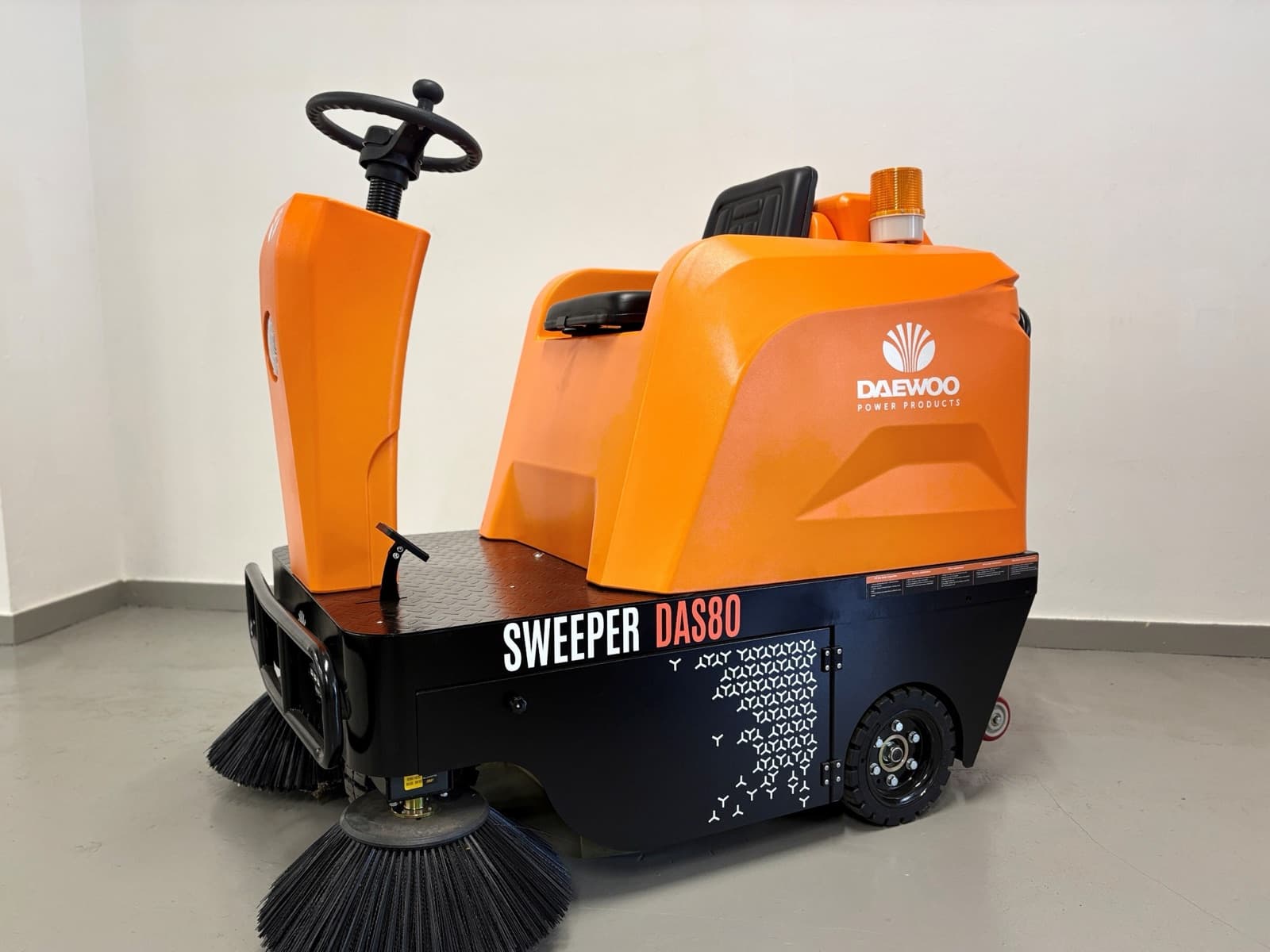 Orange-schwarze Aufsitz-Kehrmaschine mit zwei Seitenbesen