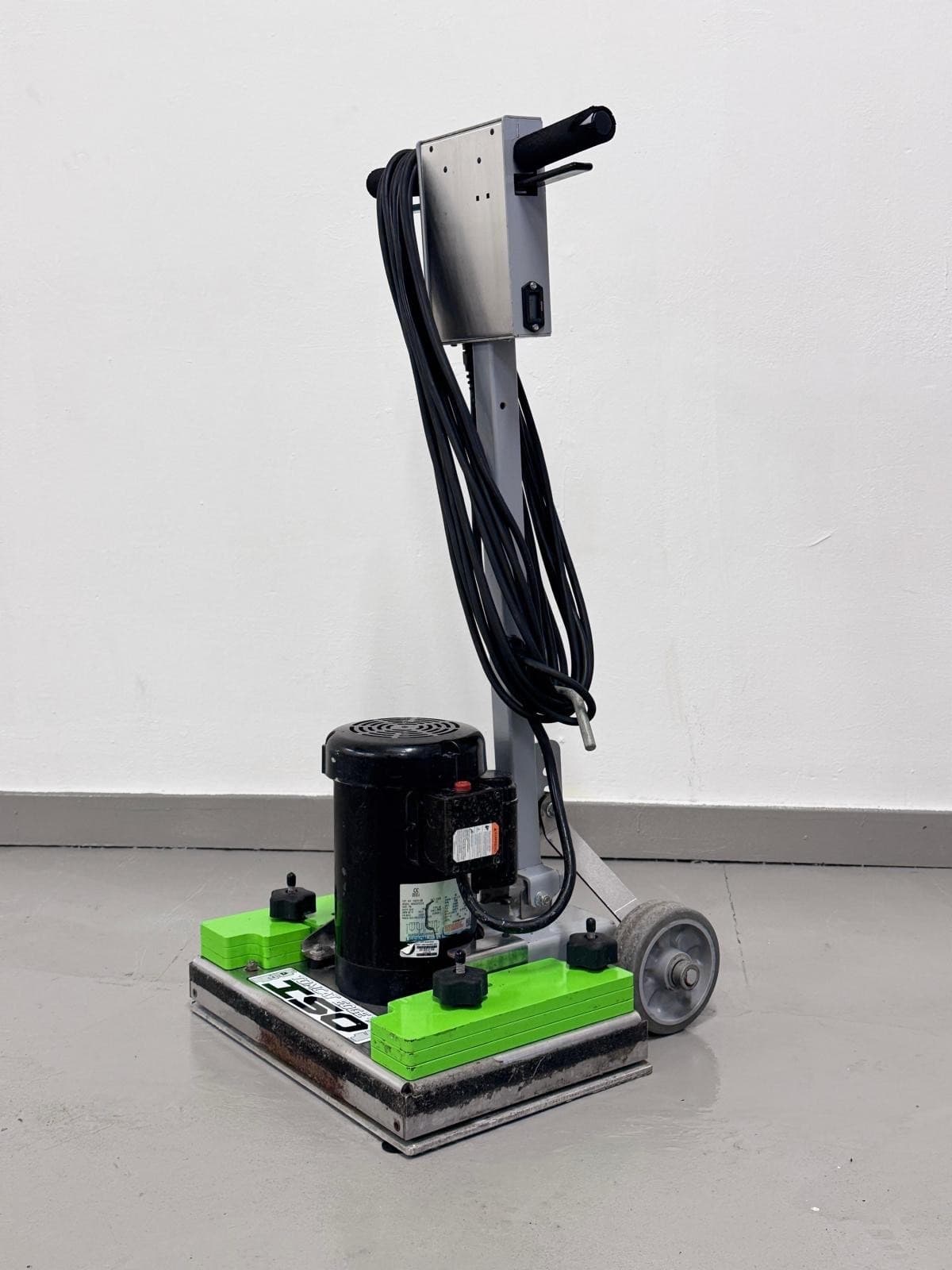 Orbitale Bodenbearbeitungsmaschine mit rechteckiger Padplatte und Zusatzgewichten
