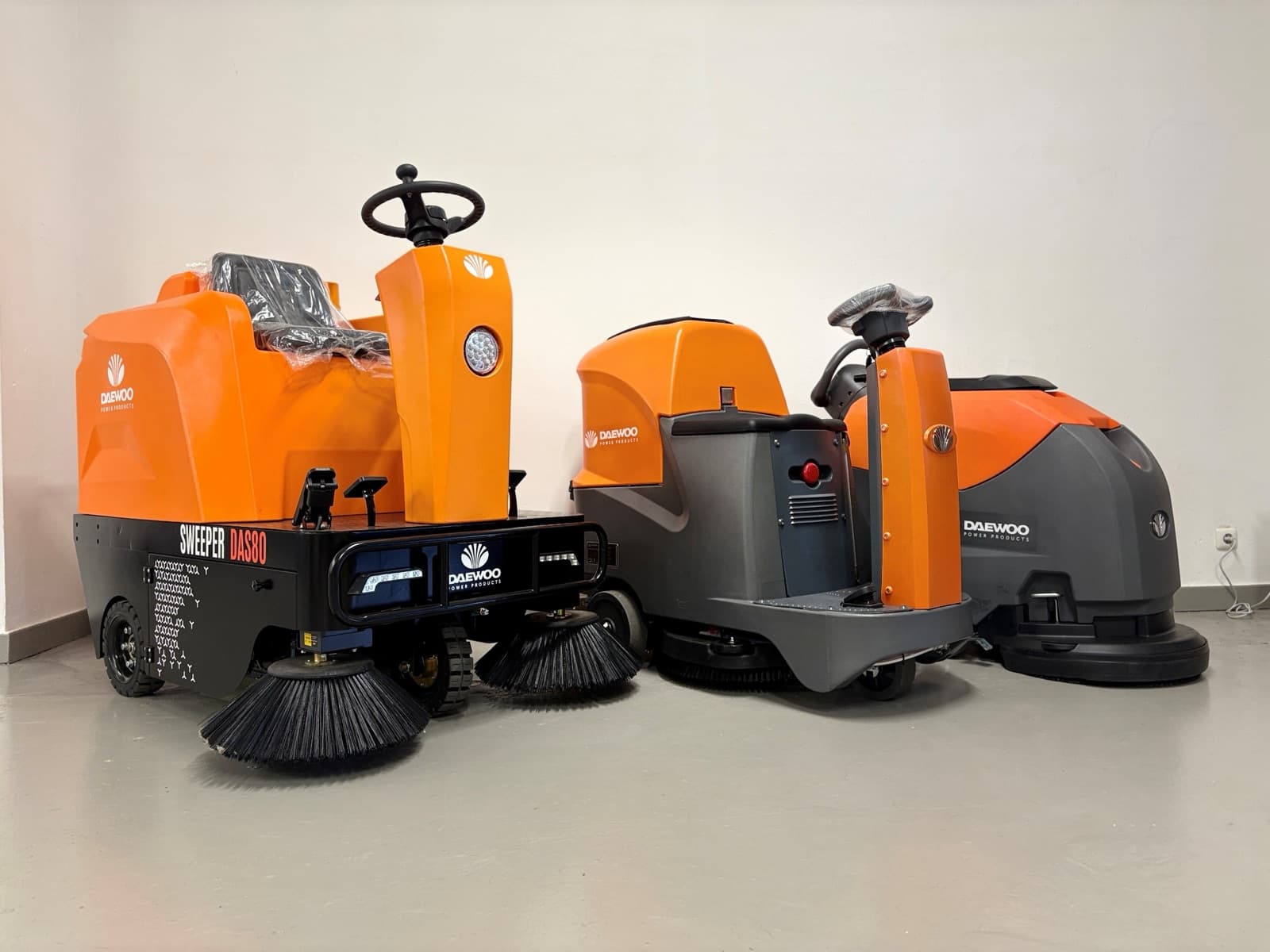 Aufsitz-Kehrmaschine, Aufsitz-Scheuersaugmaschine und handgeführte Scheuersaugmaschine aus dem Mietpark der Tummer GmbH
